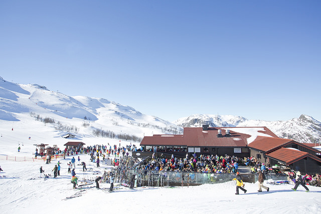 Fjellcafén vid 8-stolsliften Foto på människor i Hemsedal med fjälltoppar i bakgrunden.